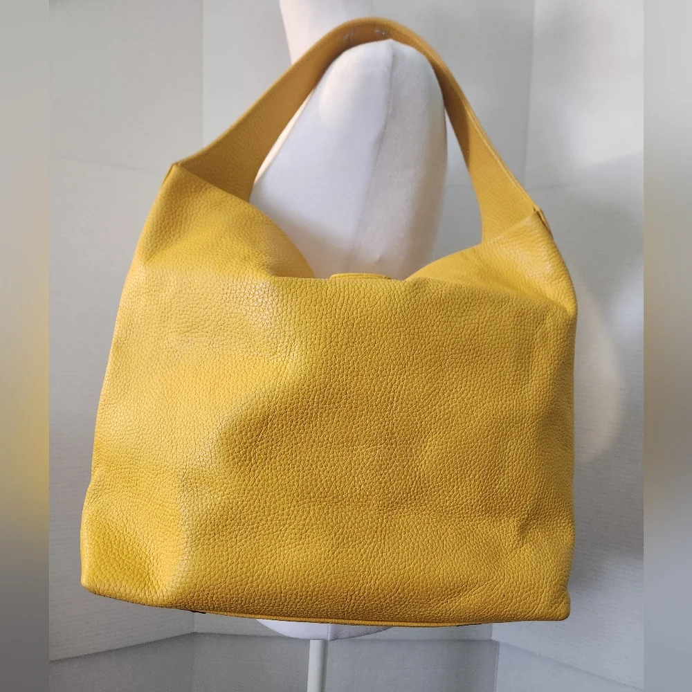 Dooney & Bourke Bag GUC Pebble Leather Logo Lock Hobo Shoulder Sac in yellow Lrg
